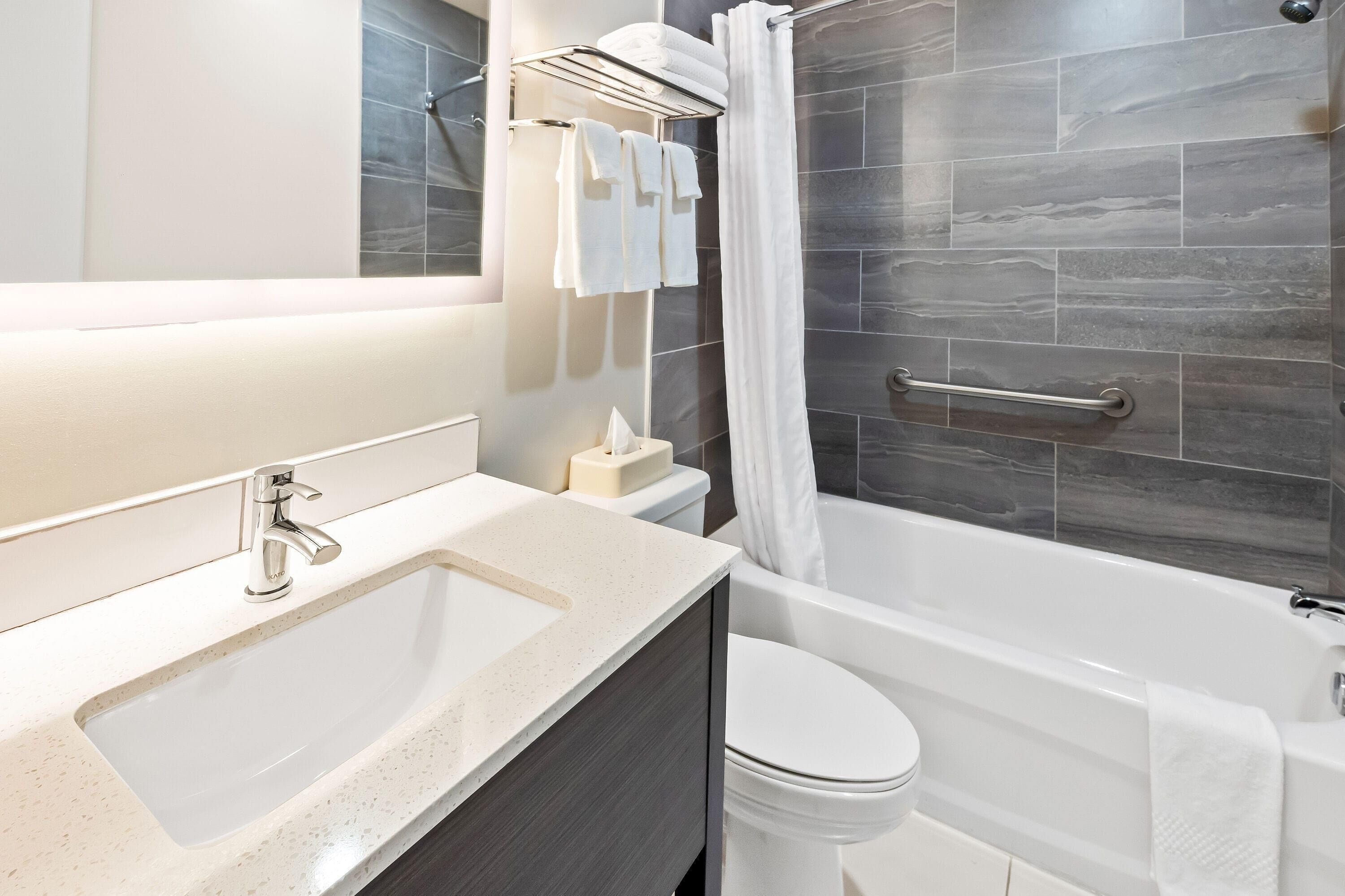 room, 2 queen beds, non smoking | bathroom | free toiletries, hair dryer, towels