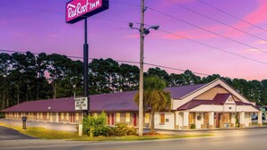 A Red Roof Inn with a two-story structure, a red roof, and a signboard. - Red Roof Inn Santee (Santee)