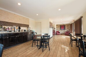 Free daily continental breakfast - Red Roof Inn Santee (Santee)