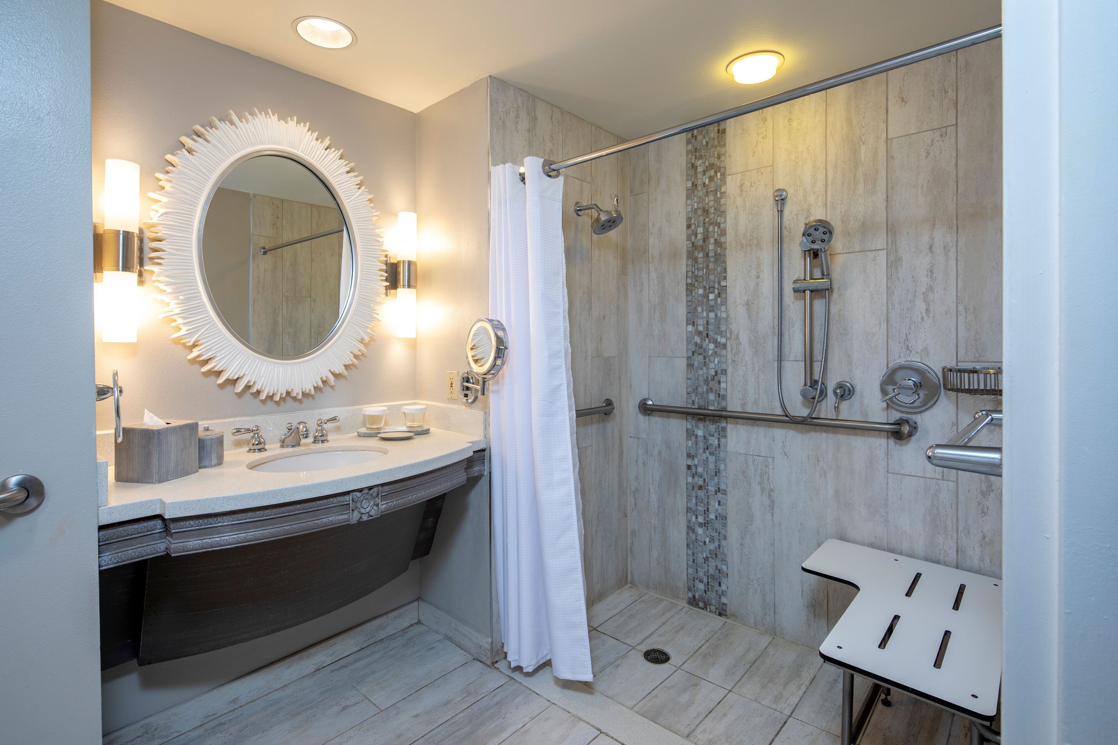 Une salle de bain moderne avec un meuble-lavabo, un miroir et une douche.