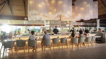 3 restaurants servant le petit déjeuner, le déjeuner et le dîner