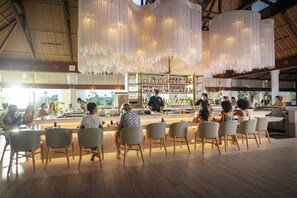 3 restoran; sarapan, makan tengah hari dan makan malam dihidangkan