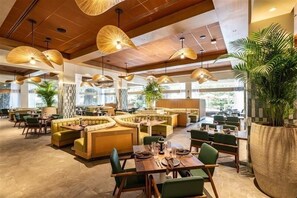 3 restaurants; breakfast, lunch, and dinner served - Universal’s Loews Royal Pacific Resort (Orlando)