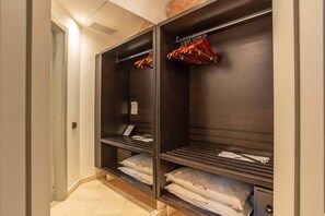 Standard Twin Room | Hypo-allergenic bedding, minibar, in-room safe, individually decorated