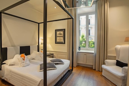 Deluxe Double Room | Hypo-allergenic bedding, minibar, in-room safe, individually decorated. Hotel Isa