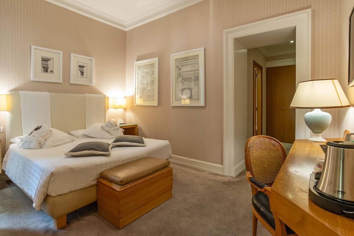 Literie hypoallergénique, minibar, coffres-forts dans les chambres