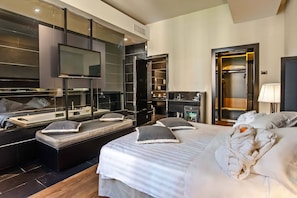Exclusive Double Room, Jetted Tub | Hypo-allergenic bedding, minibar, in-room safe, individually decorated