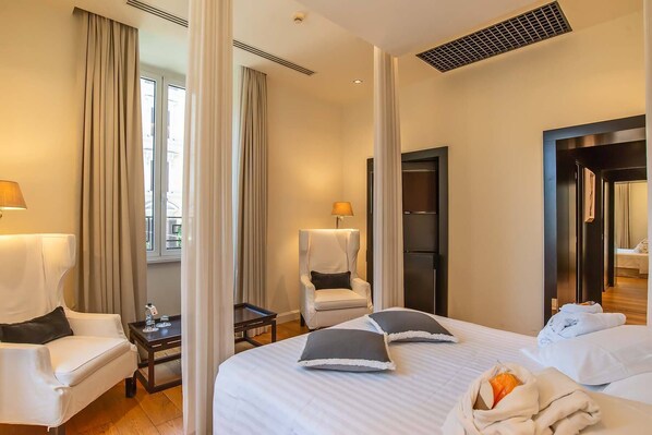 Exclusive Double Room, Jetted Tub | Hypo-allergenic bedding, minibar, in-room safe, individually decorated