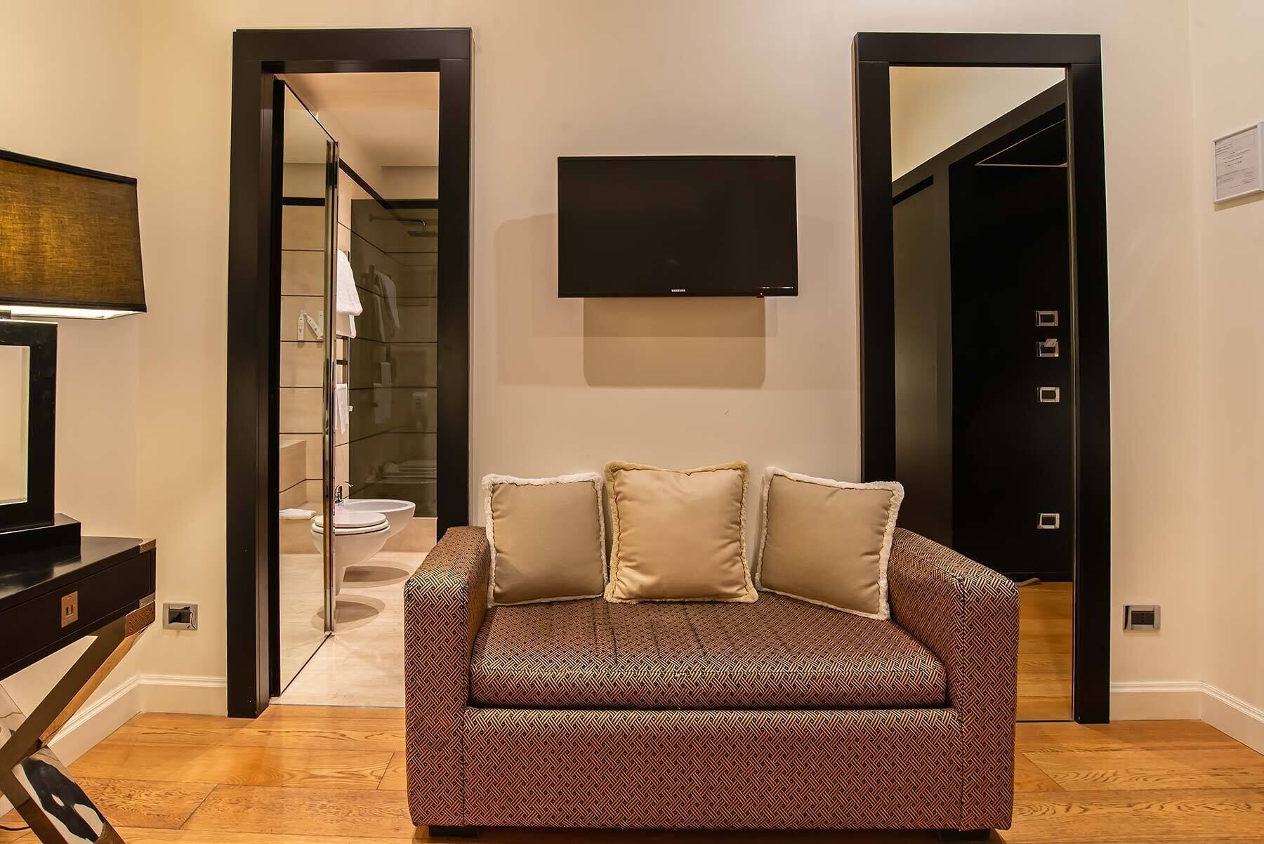 deluxe double room | living area | flat-screen tv