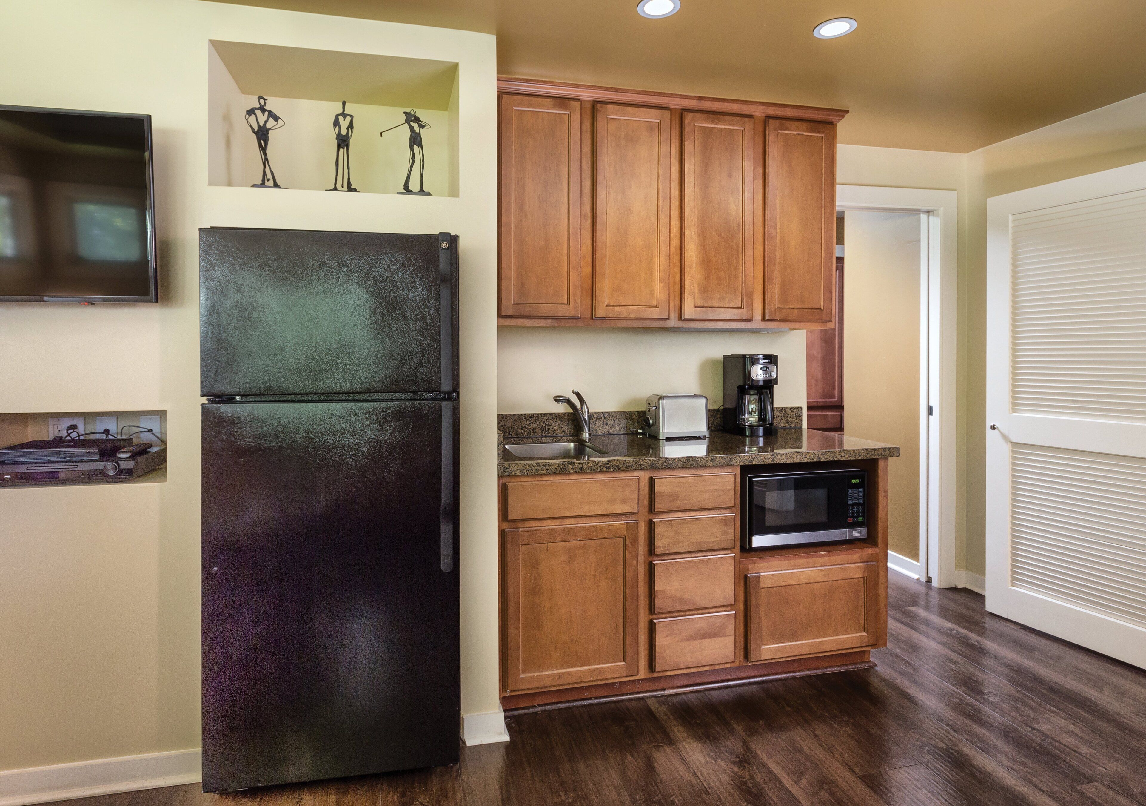 suite, 1 bedroom, kitchenette | private kitchen | full-sized fridge, microwave, coffee/tea maker, cookware/dishes/utensils