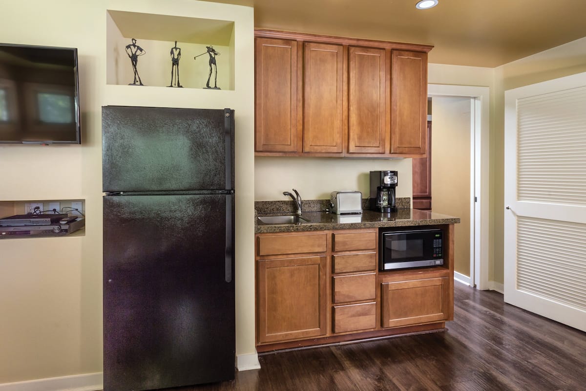 suite, 1 bedroom, kitchenette | private kitchen | full-sized fridge, microwave, coffee/tea maker, cookware/dishes/utensils