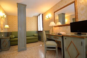 Deluxe Double Room, Canal View | Living area