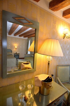 Junior-Suite, Kanalblick | 1 Schlafzimmer, hochwertige Bettwaren, Daunenbettdecken