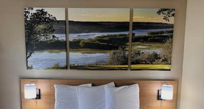 Days Inn & Suites by Wyndham Kaukauna WI