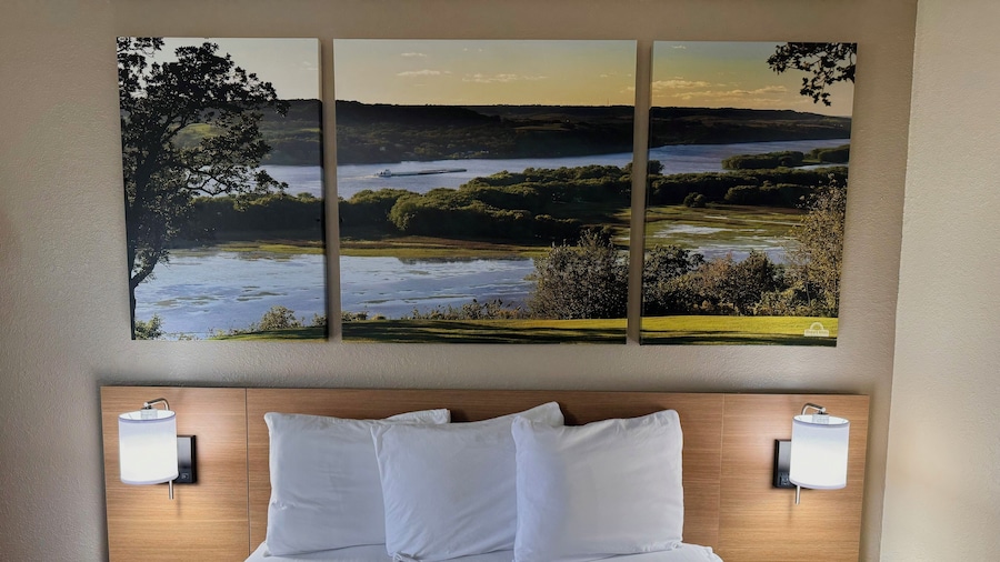 Days Inn & Suites by Wyndham Kaukauna WI