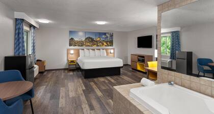 Days Inn & Suites by Wyndham Kaukauna WI