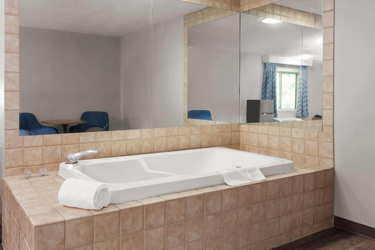 Suite, 1 King Bed, Non Smoking | Jetted bathtub