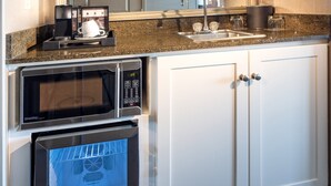 Mini fridge - Silver Cloud Inn - Tacoma Waterfront (Tacoma)