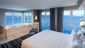 Jetted bathtub - Silver Cloud Inn - Tacoma Waterfront (Tacoma)