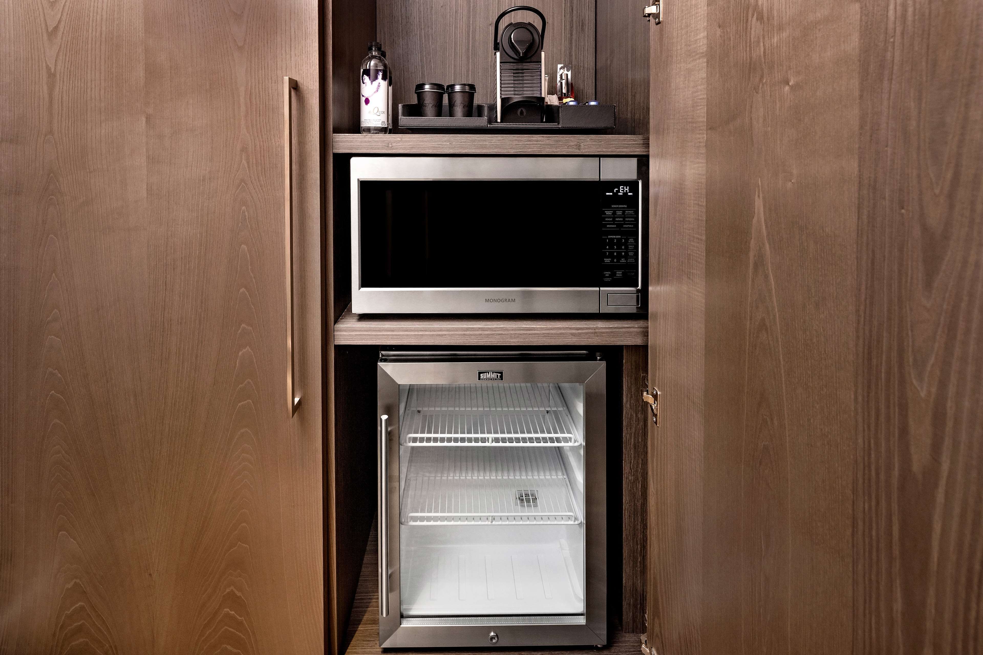 Cocina compacta con microondas integrado y refrigerador.