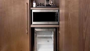 Cocina compacta con microondas integrado y refrigerador.