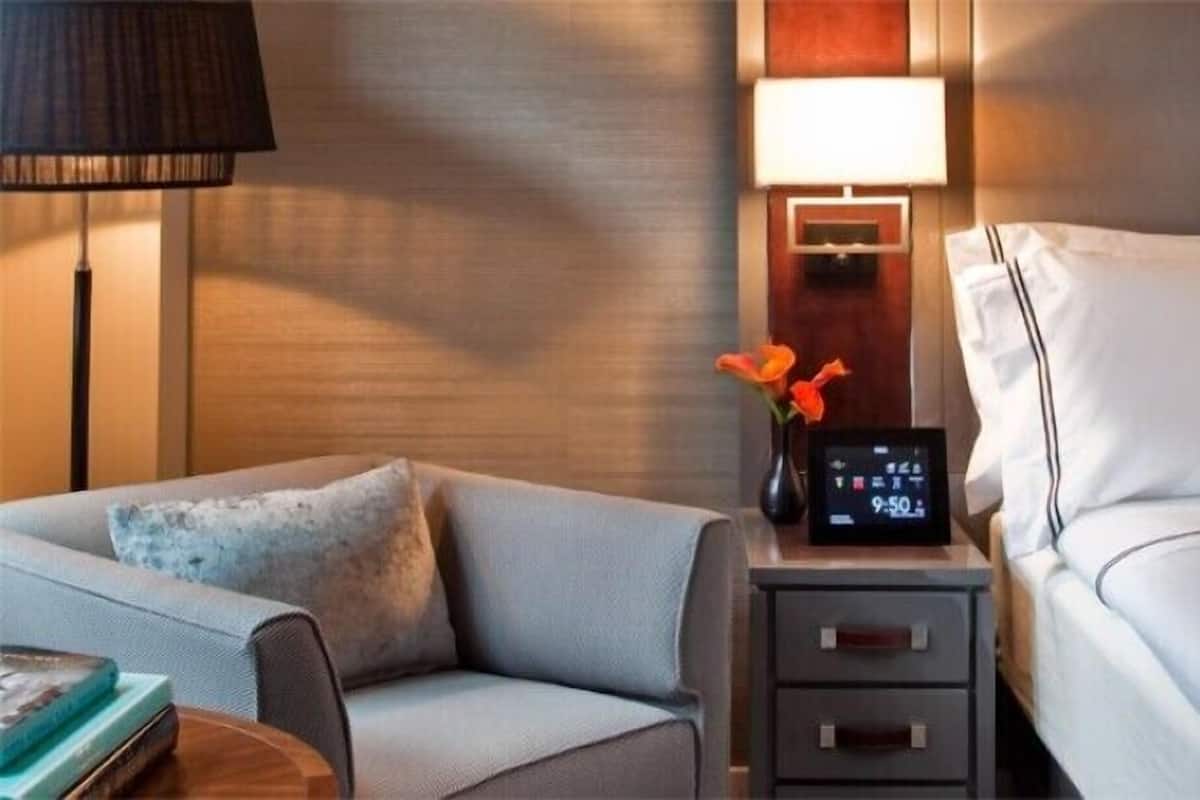 Premium bedding, in-room safe, individually decorated