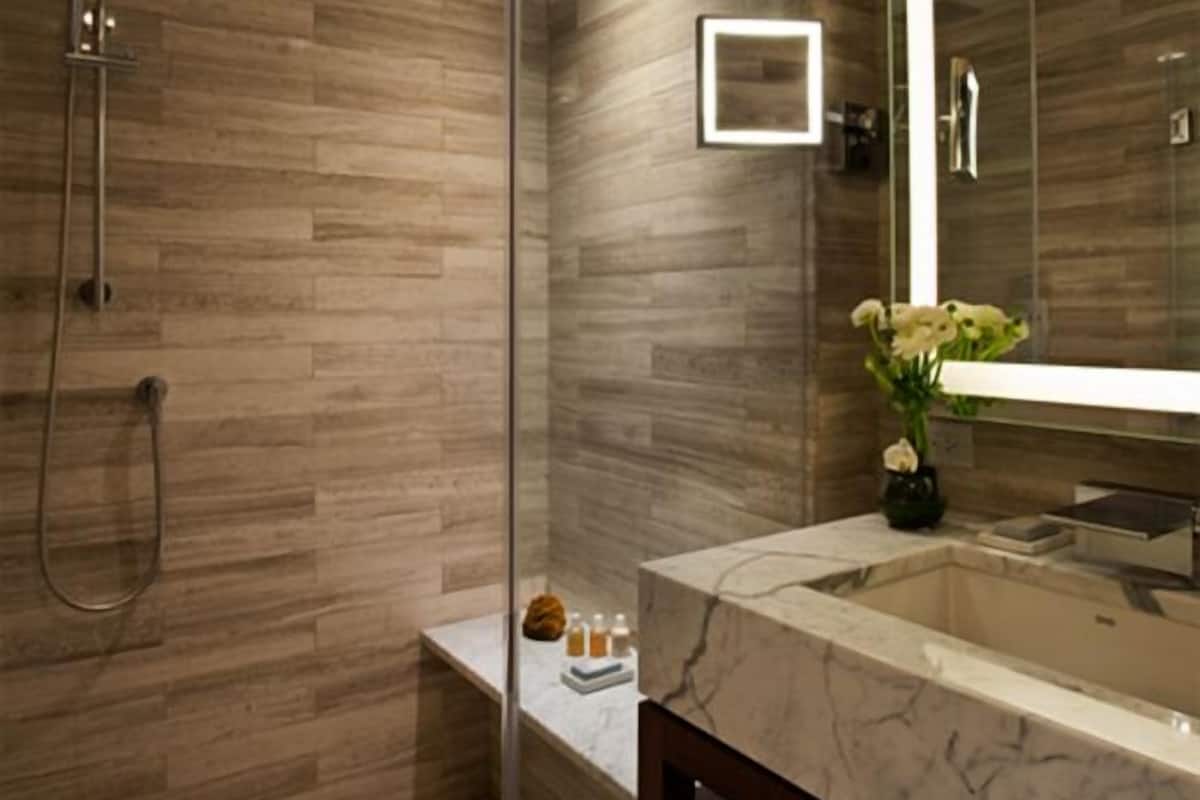 Baño | Artículos de higiene personal de diseño, secador de pelo y zapatillas