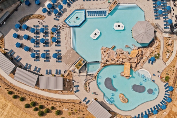 Innendørsbasseng, utendørsbasseng og bassengtelt (mot betaling)