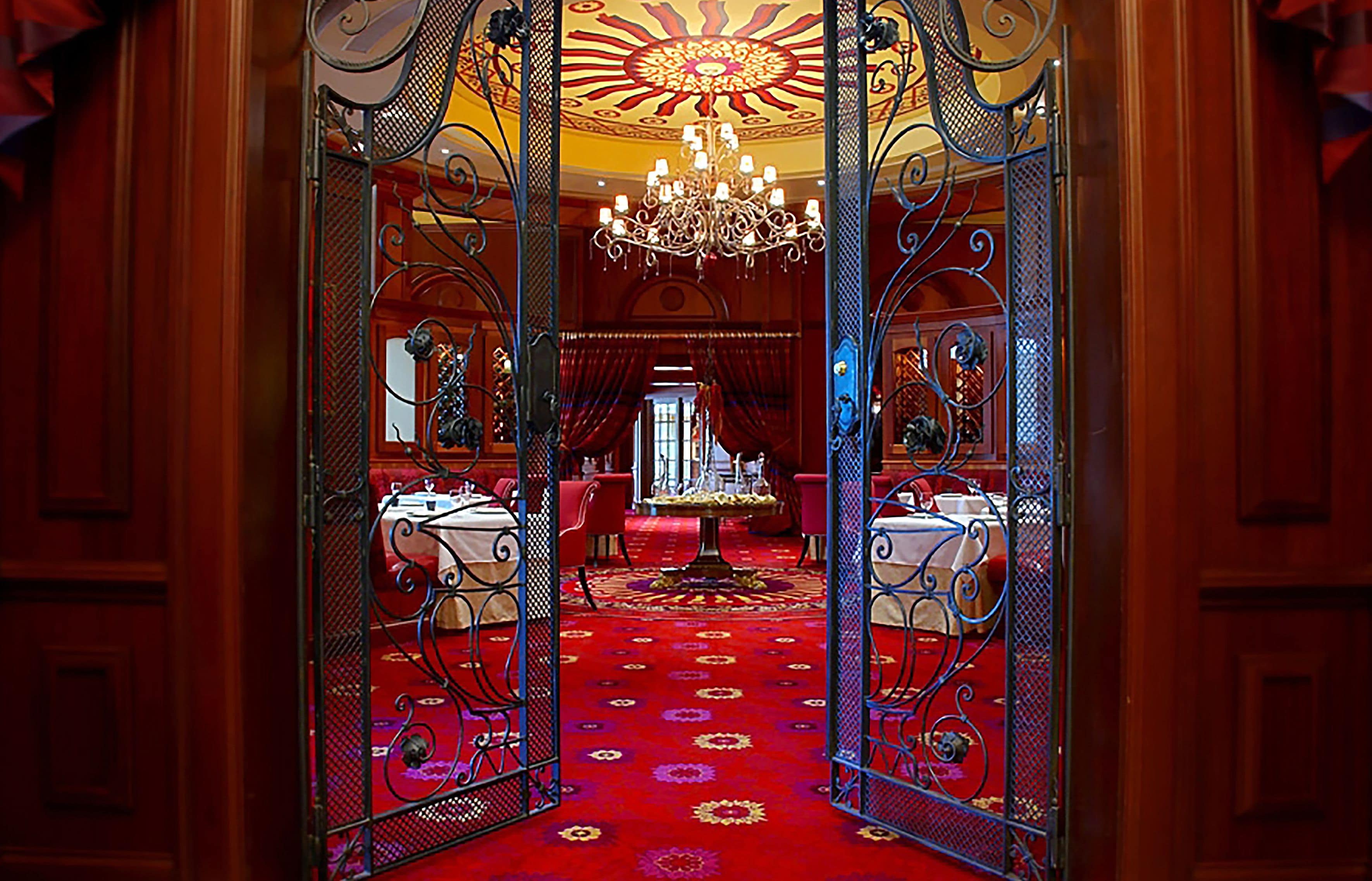 5 restaurants, breakfast served