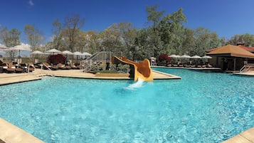 Piscine couverte, piscine extérieure, tentes de plage, parasols de plage