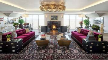 Habitación Grand | Sala de estar | Televisión de pantalla plana de 50 pulgadas con canales por cable