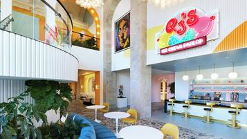 Un intérieur moderne avec un bar, des sièges et un grand panneau néon.