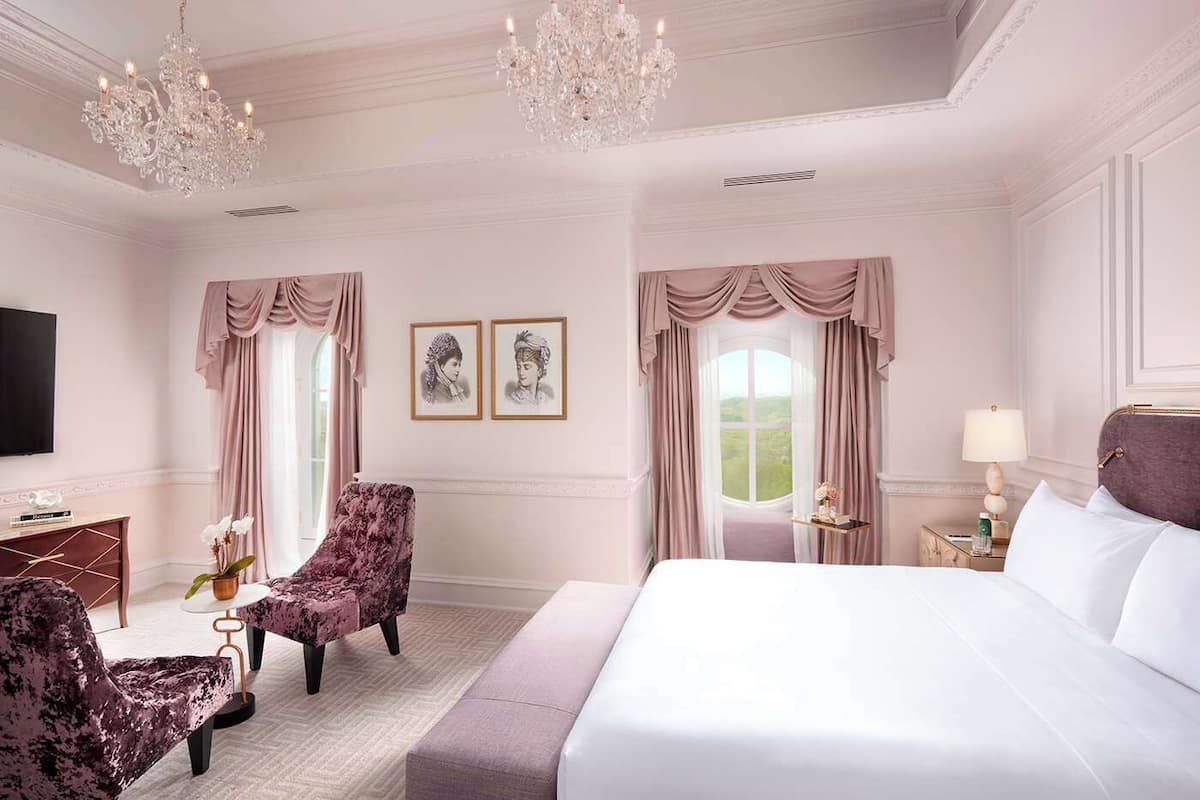 The Chateau Club King | 1 bedroom, premium bedding, down duvets, minibar