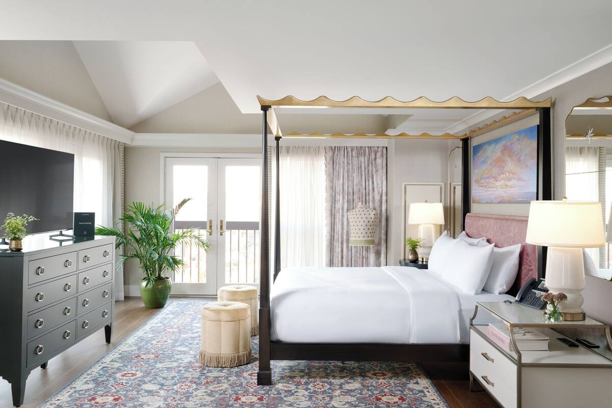 特级客房, 1 张特大床 (Grand Junior Lodge) | 高档床上用品、羽绒被、迷你吧、客房内保险箱
