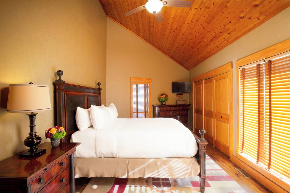客房 (Deer Path Lodge) | 高档床上用品、羽绒被、迷你吧、客房内保险箱