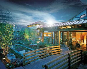 Couples treatment rooms, body treatments, hydrotherapy, aromatherapy
