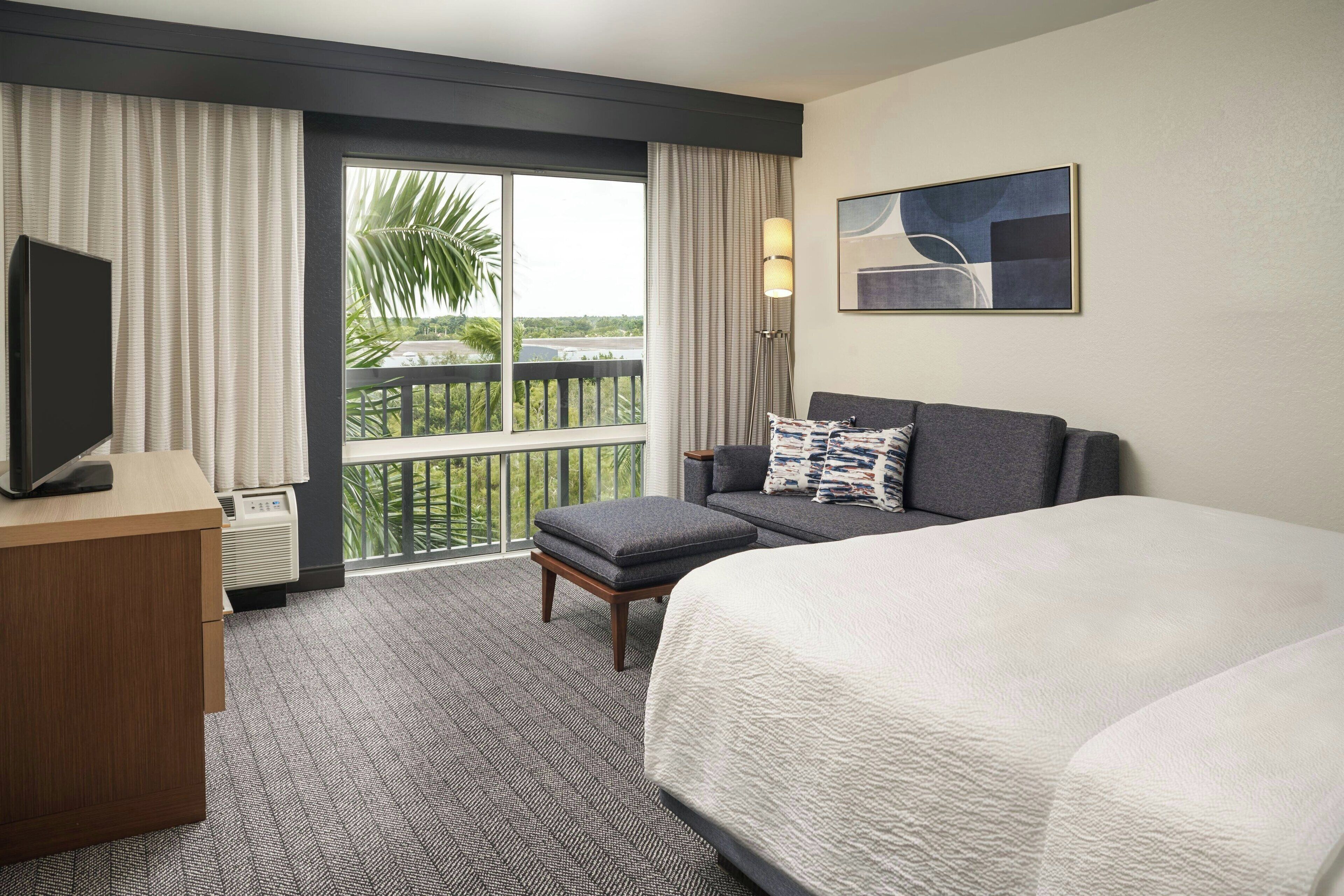 Habitación, 1 cama King size y sofá cama, balcón | Ropa de cama de alta calidad y escritorio 