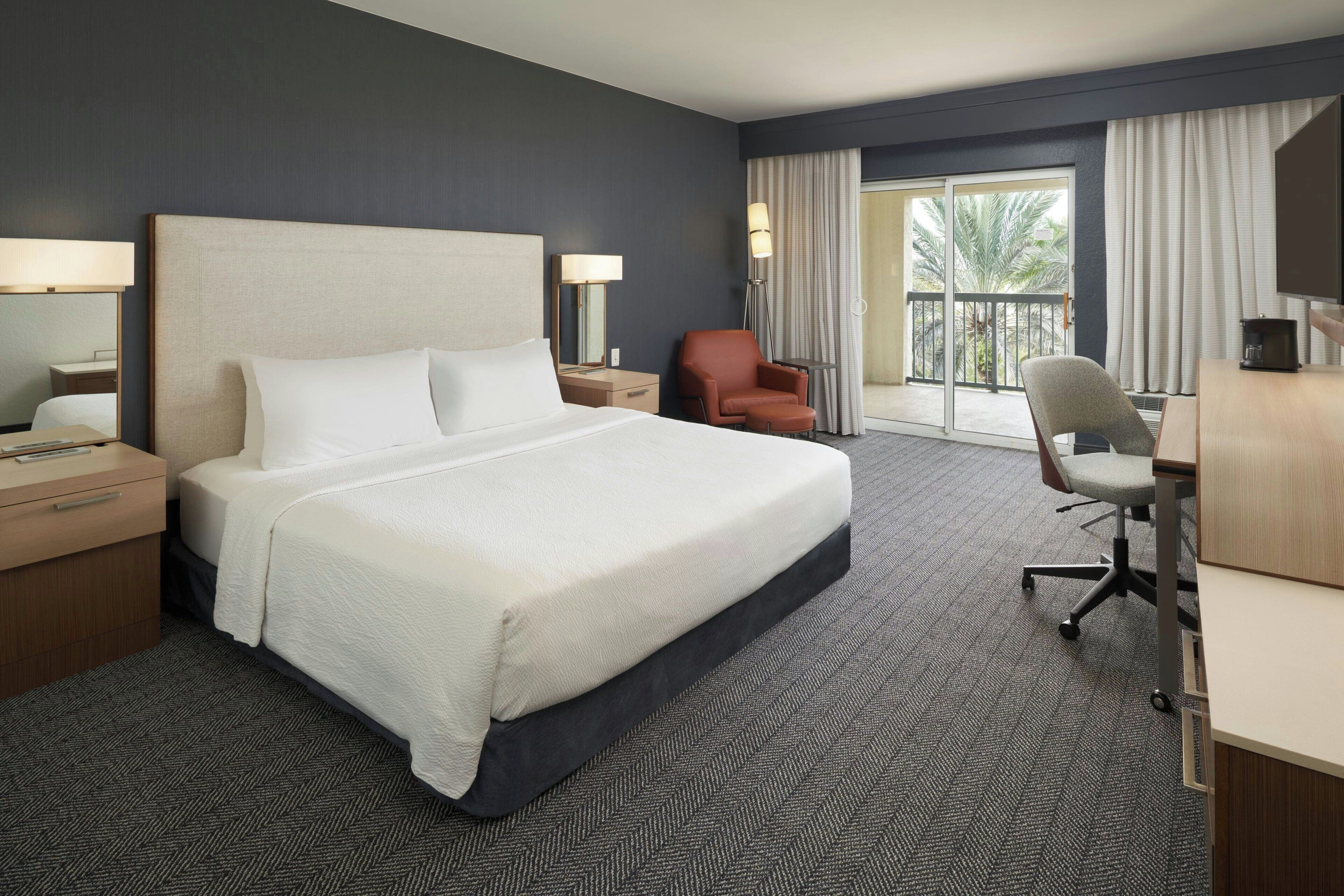 客房, 1 张特大床和 1 张沙发床, 阳台 | 高档床上用品、办公桌、笔记本电脑工作区、遮光窗帘