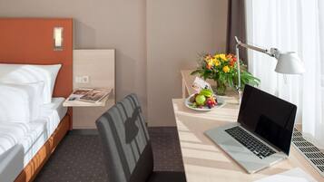 Superior-Doppelzimmer | Hochwertige Bettwaren, Betten mit Memory-Foam-Matratzen, Schreibtisch