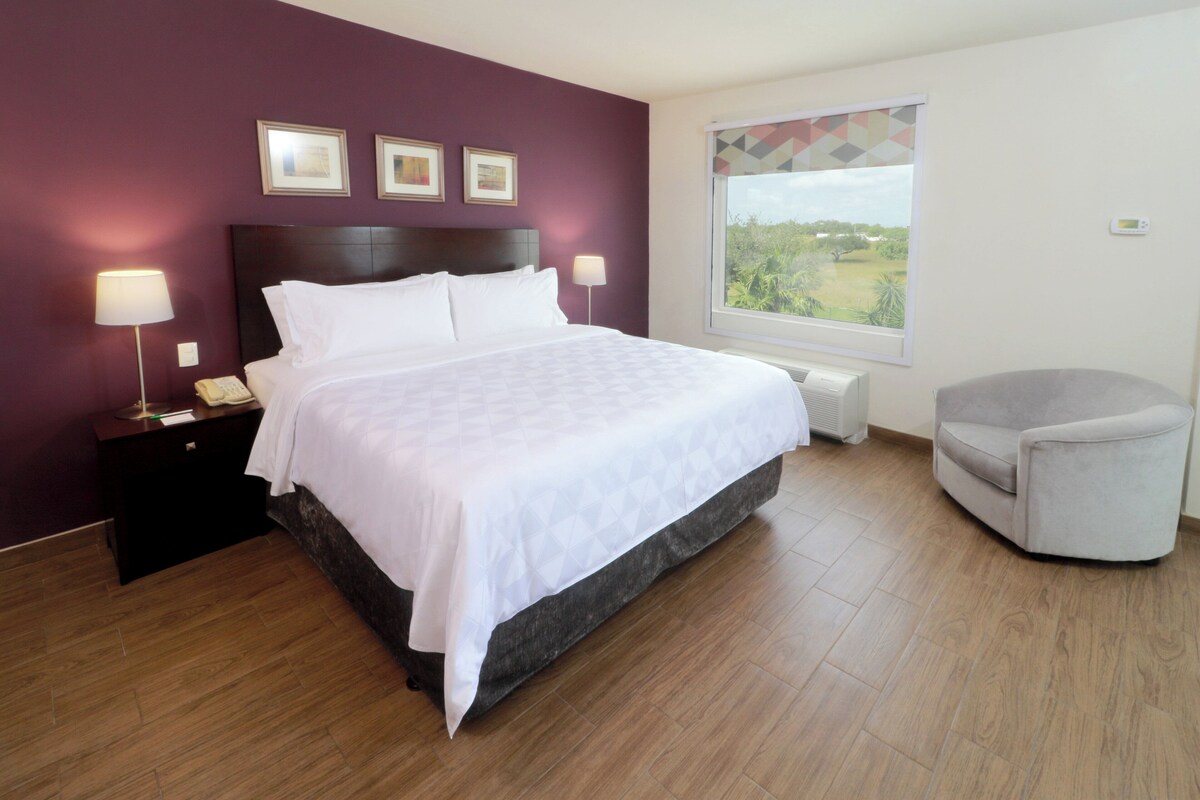 Quarto standard, 1 cama King | Edredons de pluma, frigobar, cofres nos quartos, escrivaninha