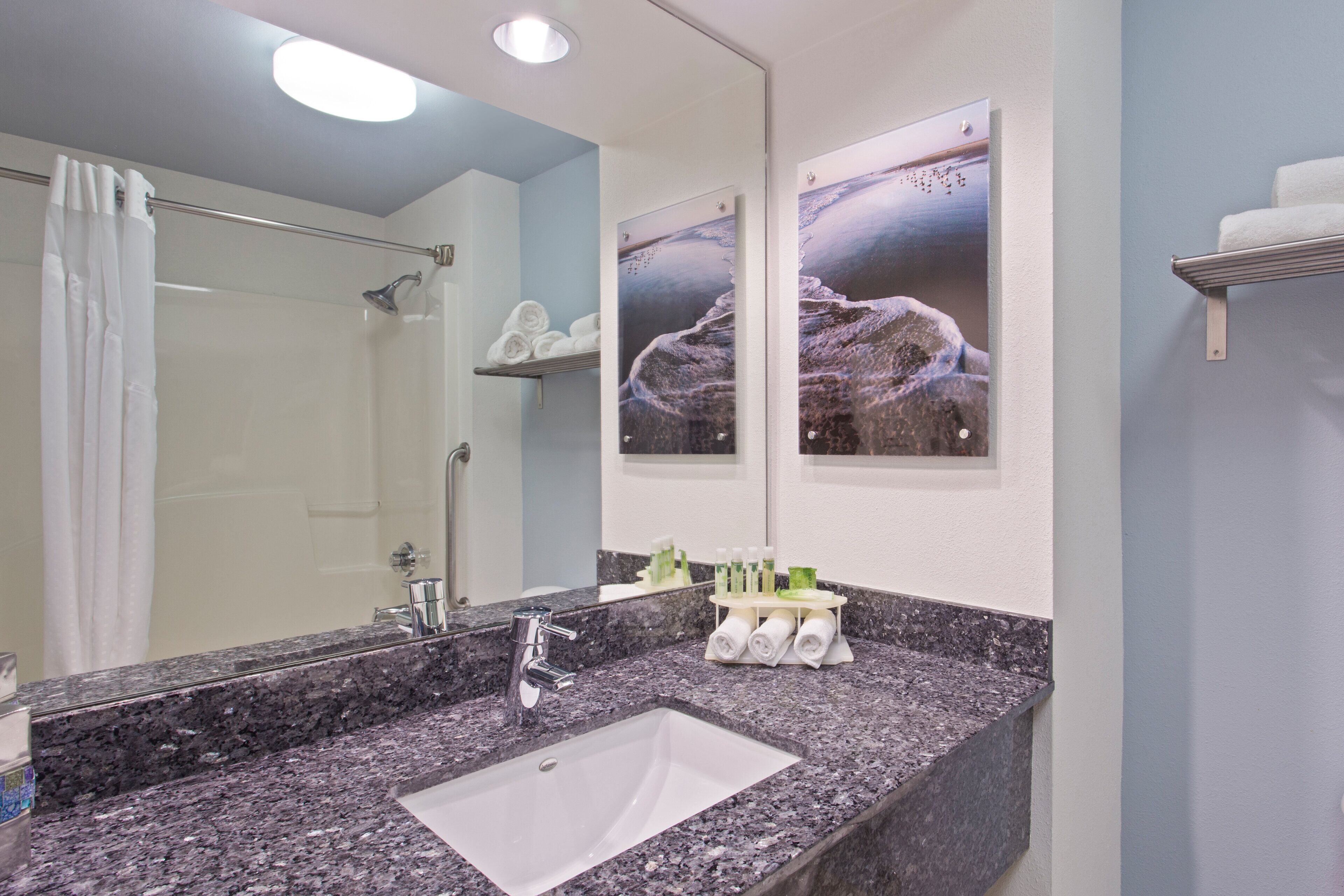 combined shower/bathtub, hair dryer, towels