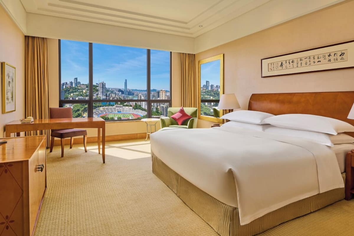 king hilton deluxe city view | 1 bedroom, premium bedding, minibar, in-room safe