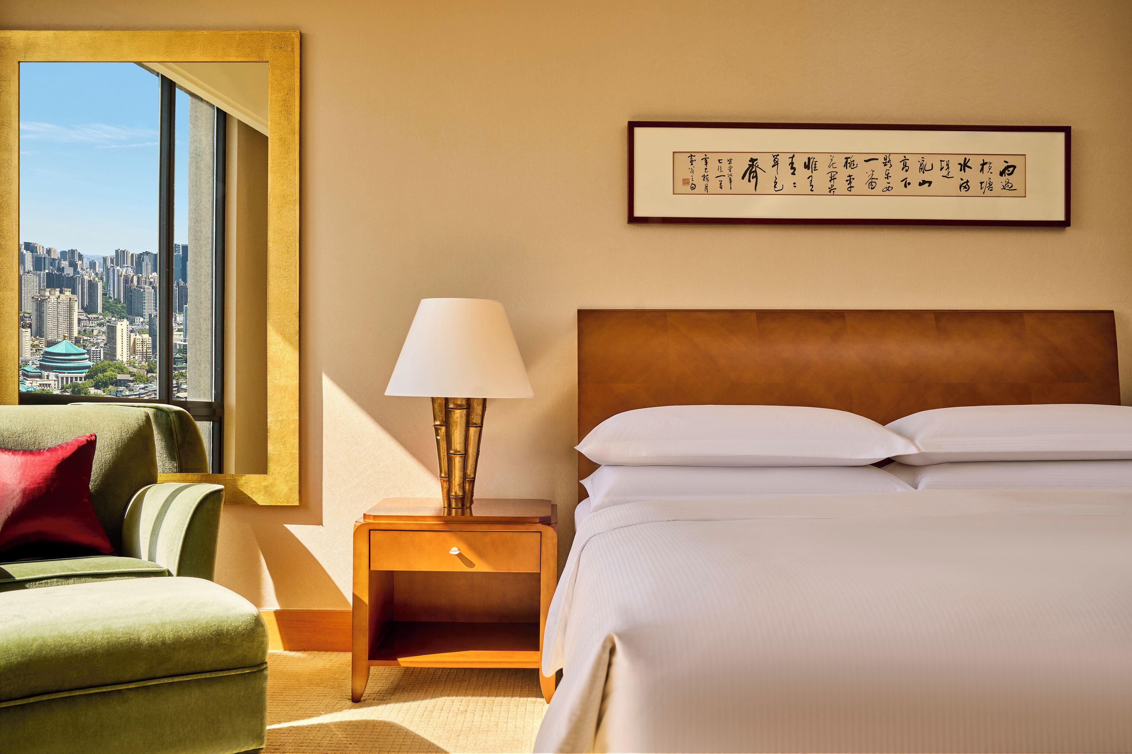 Executive kamer (Peni View) | Luxe beddengoed, een minibar, een kluis op de kamer, een bureau