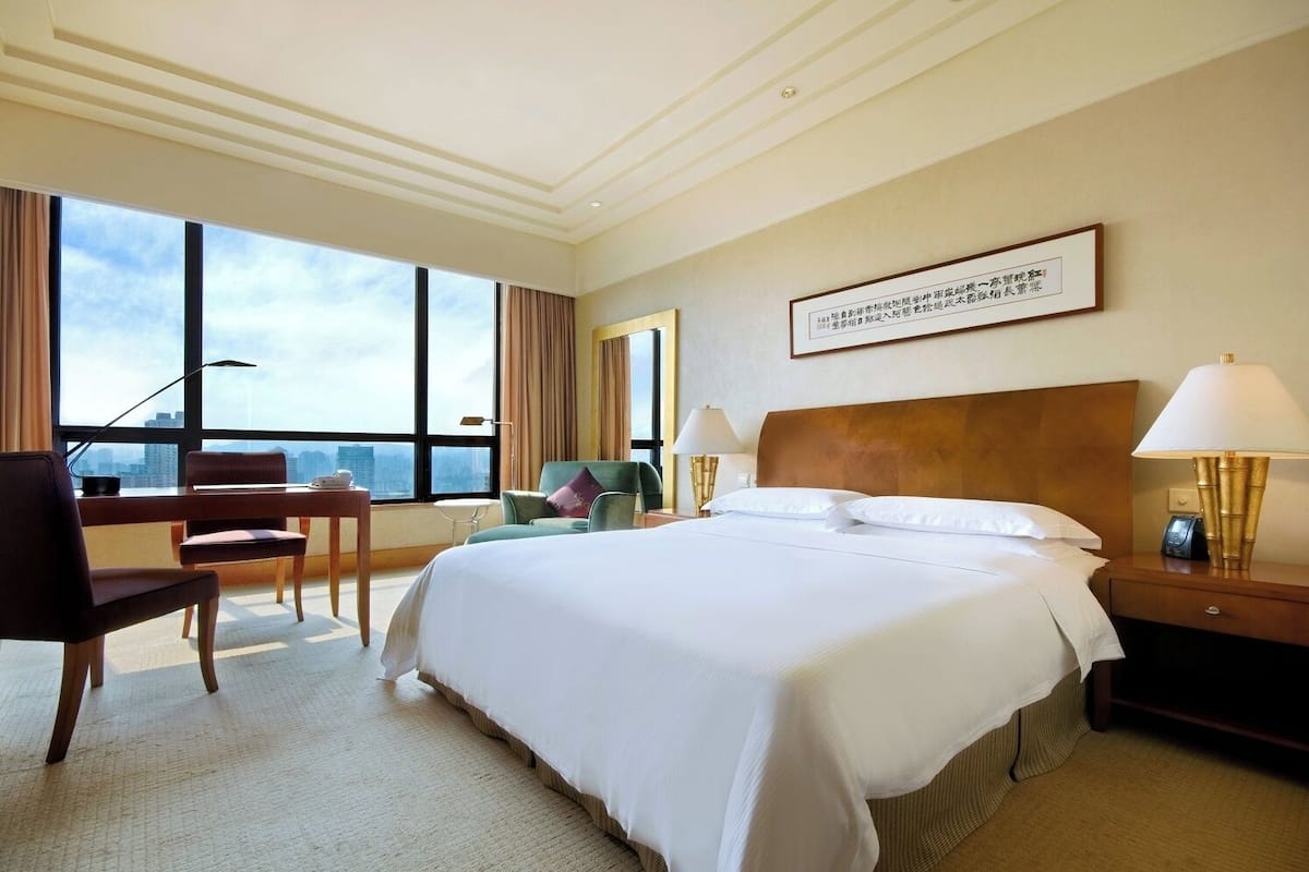 Deluxe kamer, 1 kingsize bed | Luxe beddengoed, een minibar, een kluis op de kamer, een bureau