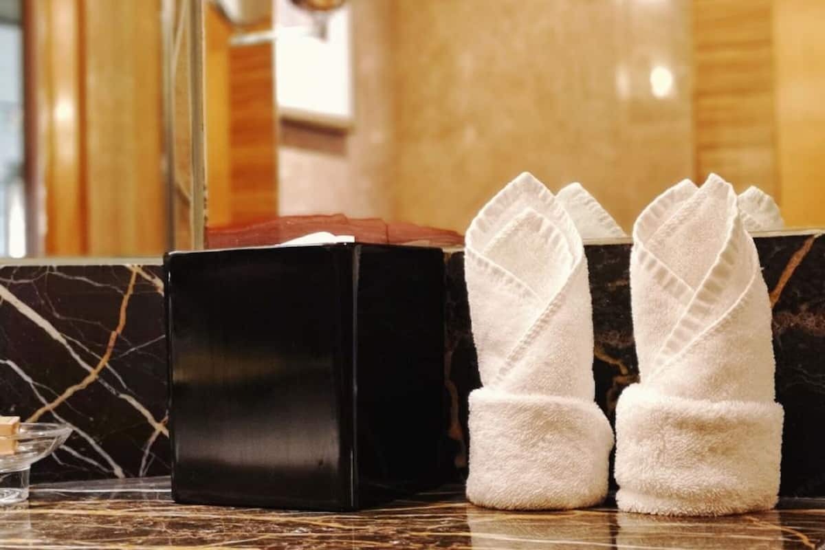 1 bedroom, premium bedding, minibar, in-room safe