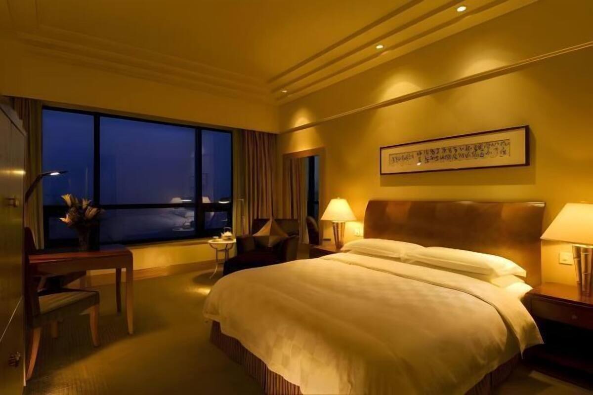 Luxe beddengoed, een minibar, een kluis op de kamer, een bureau