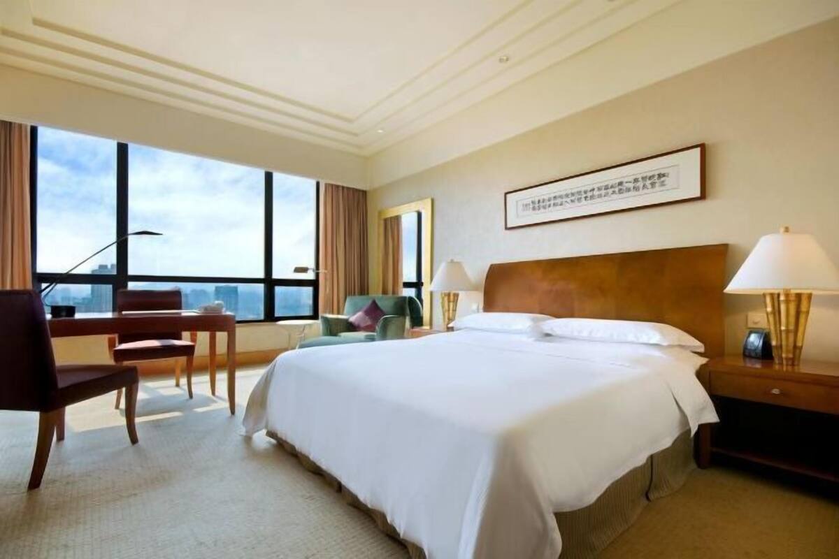 Premium bedding, minibar, in-room safe, desk