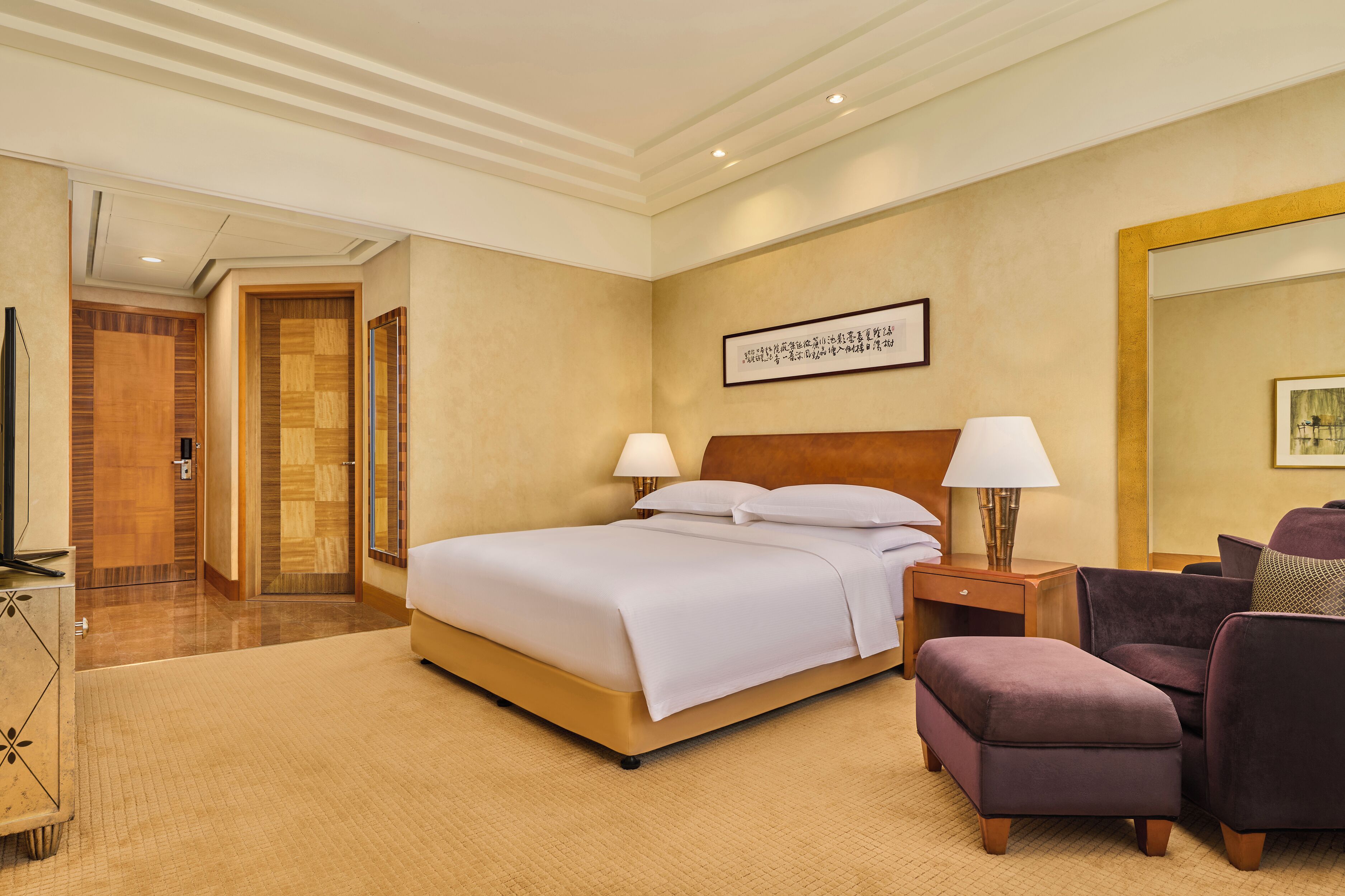 Kamar Eksekutif (Peni View) | Seprai premium, minibar, brankas, dan meja kerja