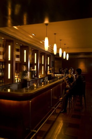 2 bars/lounges, lobby lounge