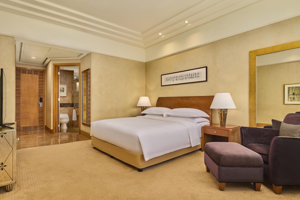 Executive kamer (Peni View) | Luxe beddengoed, een minibar, een kluis op de kamer, een bureau